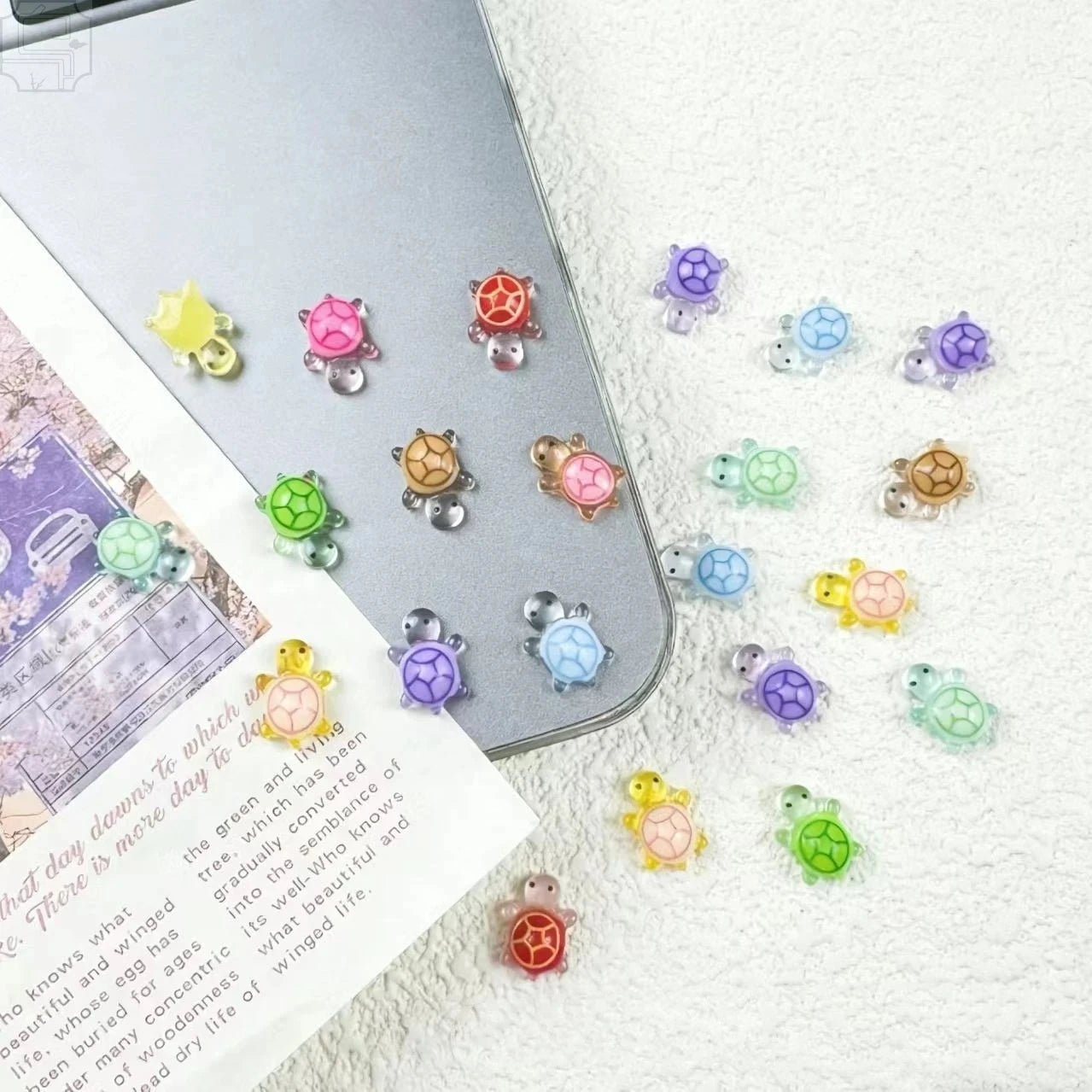 100Pcs Mini Resin Turtles Night Glow Turtle Figurines Multi-Function Glow in The Night Turtle Miniatures for Micro Landscaping